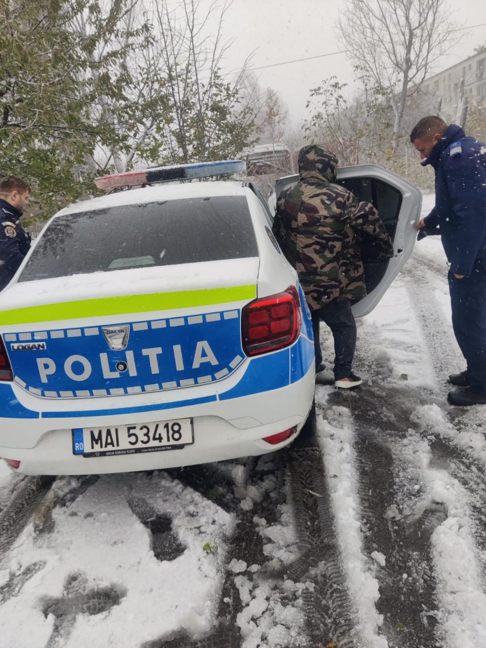 Un bărbat fără locuinţă a cerut ajutor poliţiştilor pentru el şi câinele lui, în Constanţa 871613