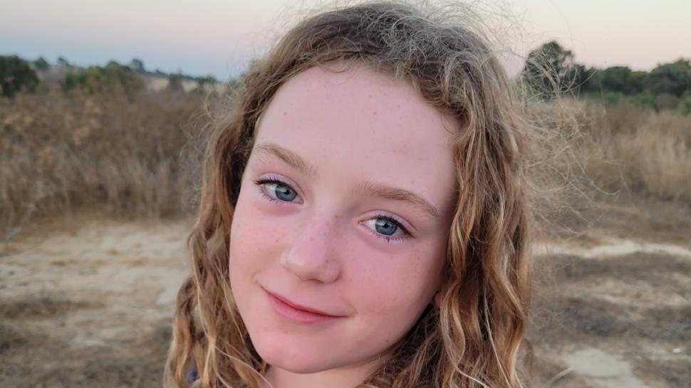 Momentul în care tatăl lui Emily, care credea că fiica sa a fost ucisă de terorişti, și-a reîntâlnit copila după 50 de zile îngrozitoare 871530