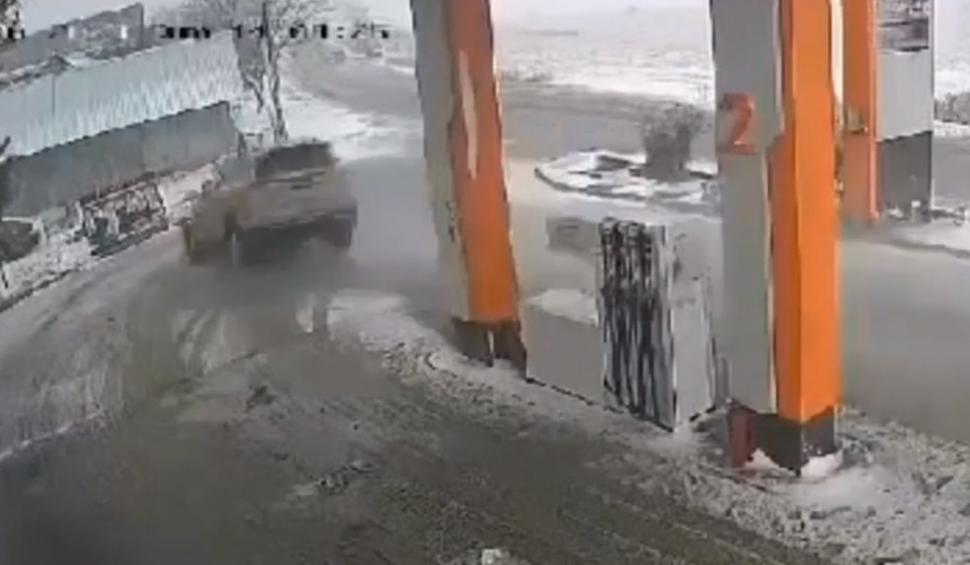 O şoferiţă a fost la un pas să provoace o explozie într-o benzinărie din Iaşi | Momentul a fost filmat de o cameră de supraveghere 871624
