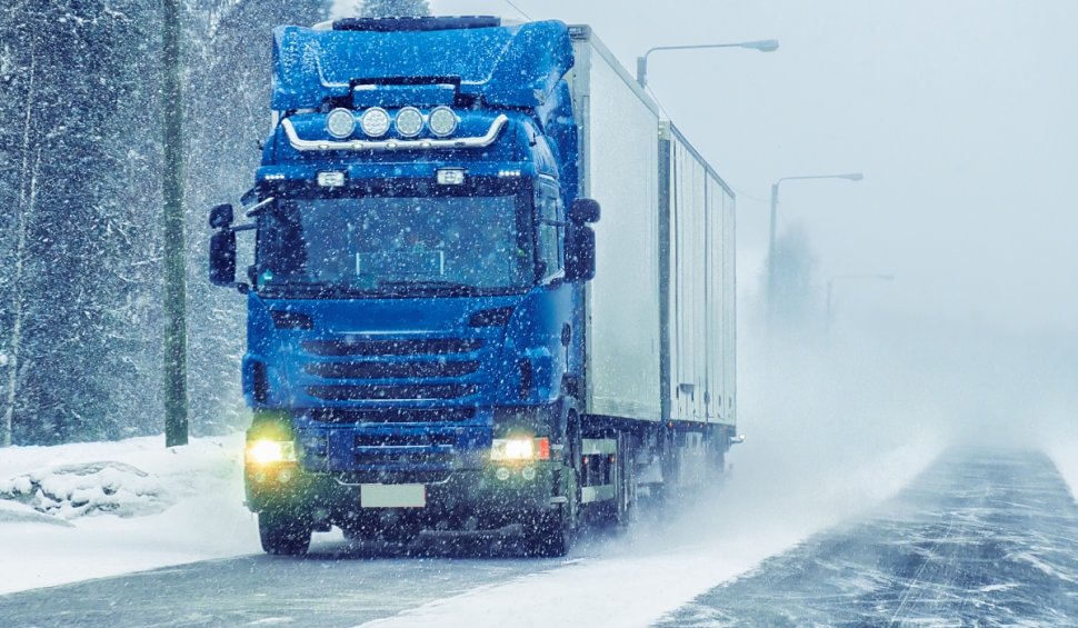 Traficul pentru camioane la ieşire din ţară, prin PTF Giugiu, suspendat din cauza vremii