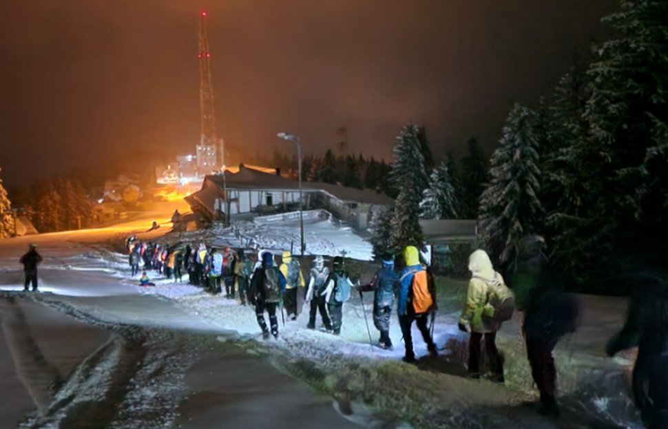 Zeci de turişti au rămas blocaţi pe munte din cauza viscolului, în Parâng