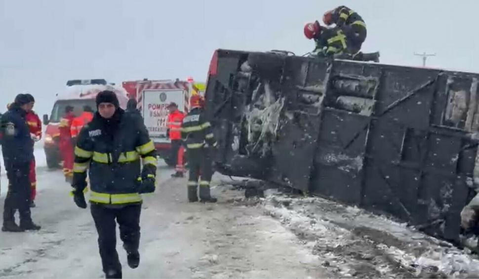 15 oameni au fost răniți, după ce un autocar s-a răsturnat, în județul Vaslui. A fost activat Planul roșu de intervenție 871643