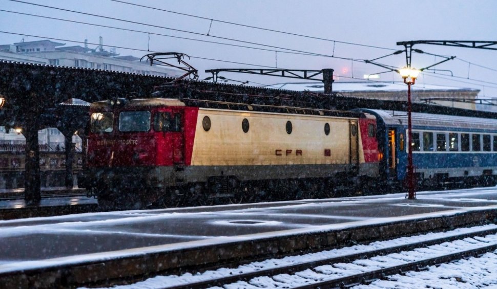 Circulaţia a peste 50 de trenuri este suspendată, în urma viscolului și ninsorilor. Anunțul MAI