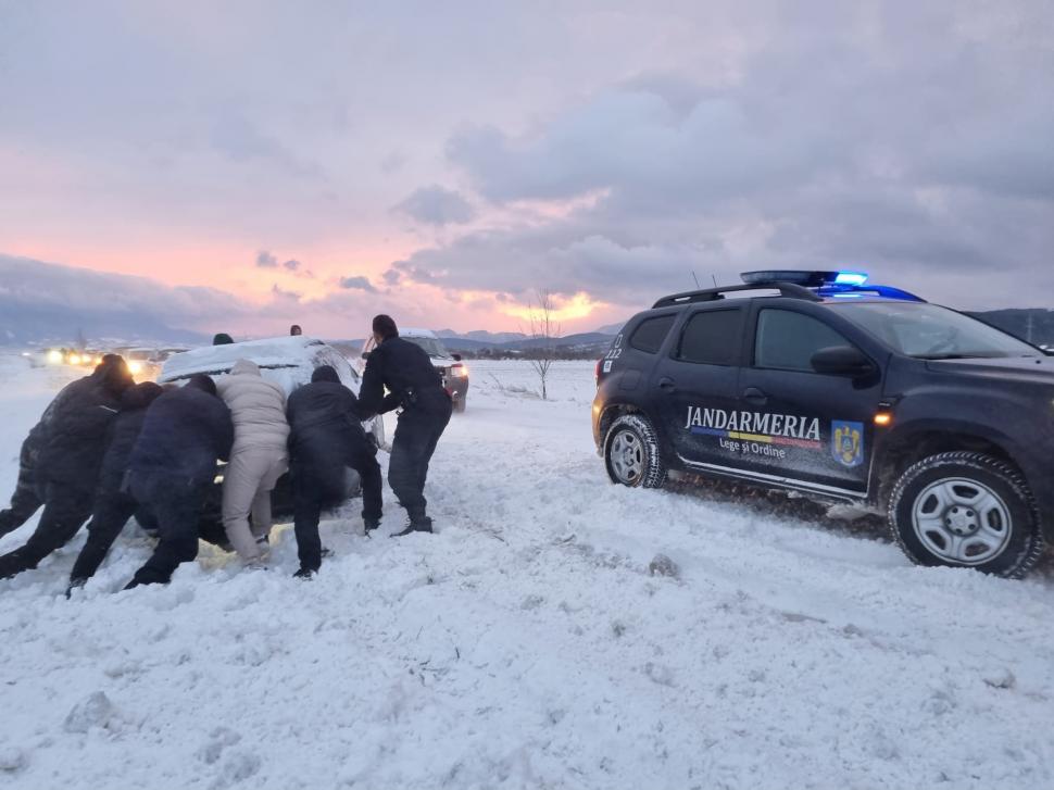 Fenomen meteo rar în România: Furtună de zăpadă cu tunete și fulgere în mai multe județe din țară 871793