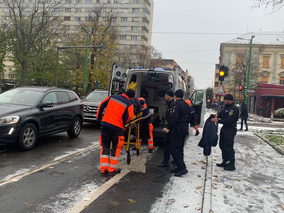 Gestul înduioșător făcut de jandarmi pentru o femeie căzută pe stradă, lângă șinele de tramvai, în Arad 871752