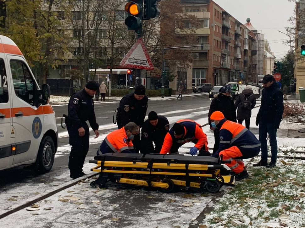Gestul înduioșător făcut de jandarmi pentru o femeie căzută pe stradă, lângă șinele de tramvai, în Arad 871754