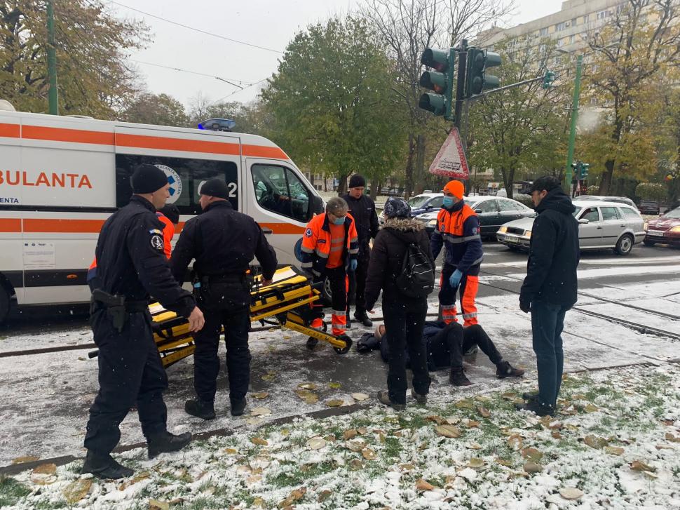 Gestul înduioșător făcut de jandarmi pentru o femeie căzută pe stradă, lângă șinele de tramvai, în Arad 871755