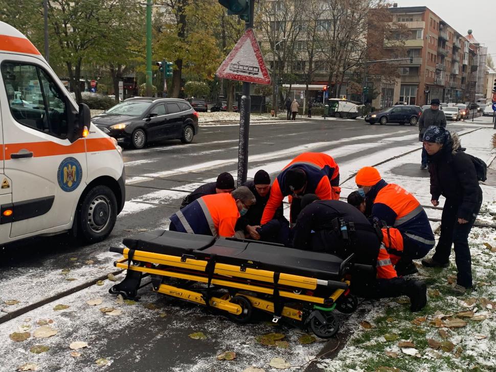 Gestul înduioșător făcut de jandarmi pentru o femeie căzută pe stradă, lângă șinele de tramvai, în Arad 871756