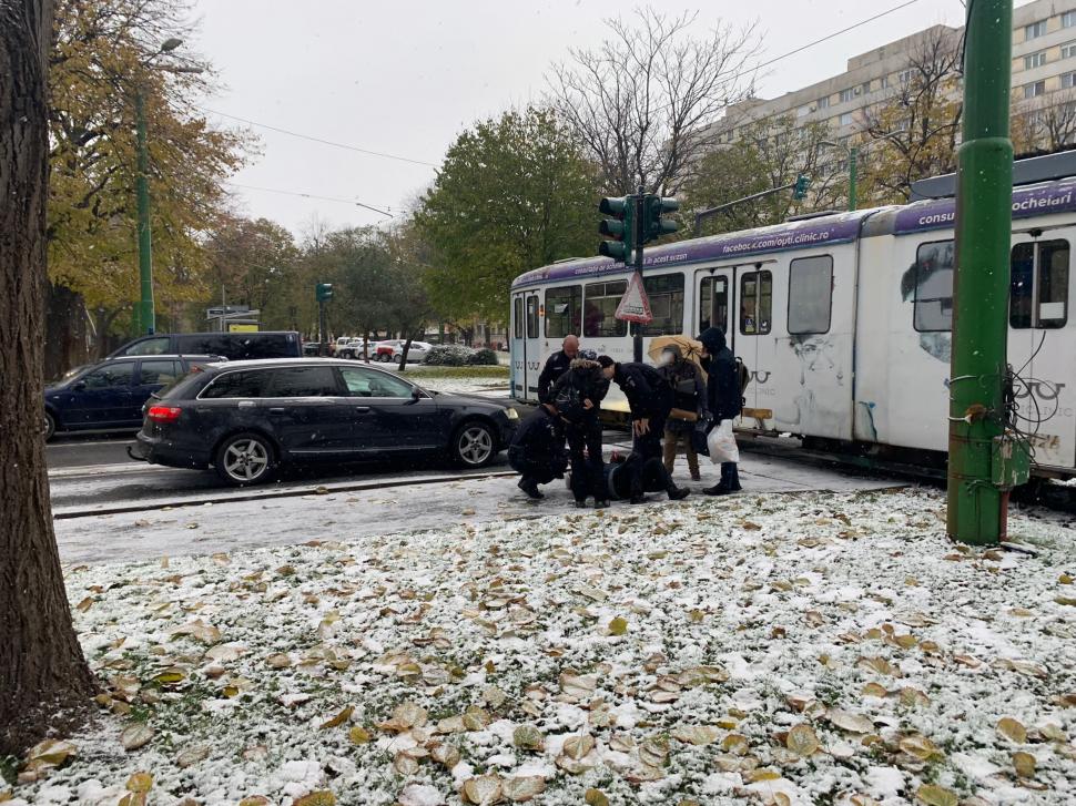 Gestul înduioșător făcut de jandarmi pentru o femeie căzută pe stradă, lângă șinele de tramvai, în Arad 871757