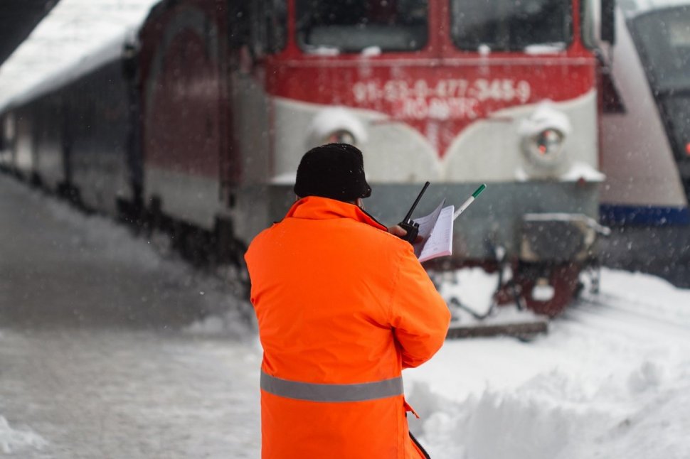 Restricții de circulație pe calea ferată, din cauza zăpezii și viscolului