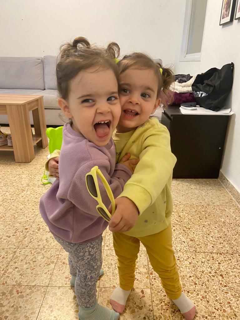 A doua româncă eliberată de Hamas împreună cu fiicele ei. Familia românului Remus Aloni s-a reunit  871889