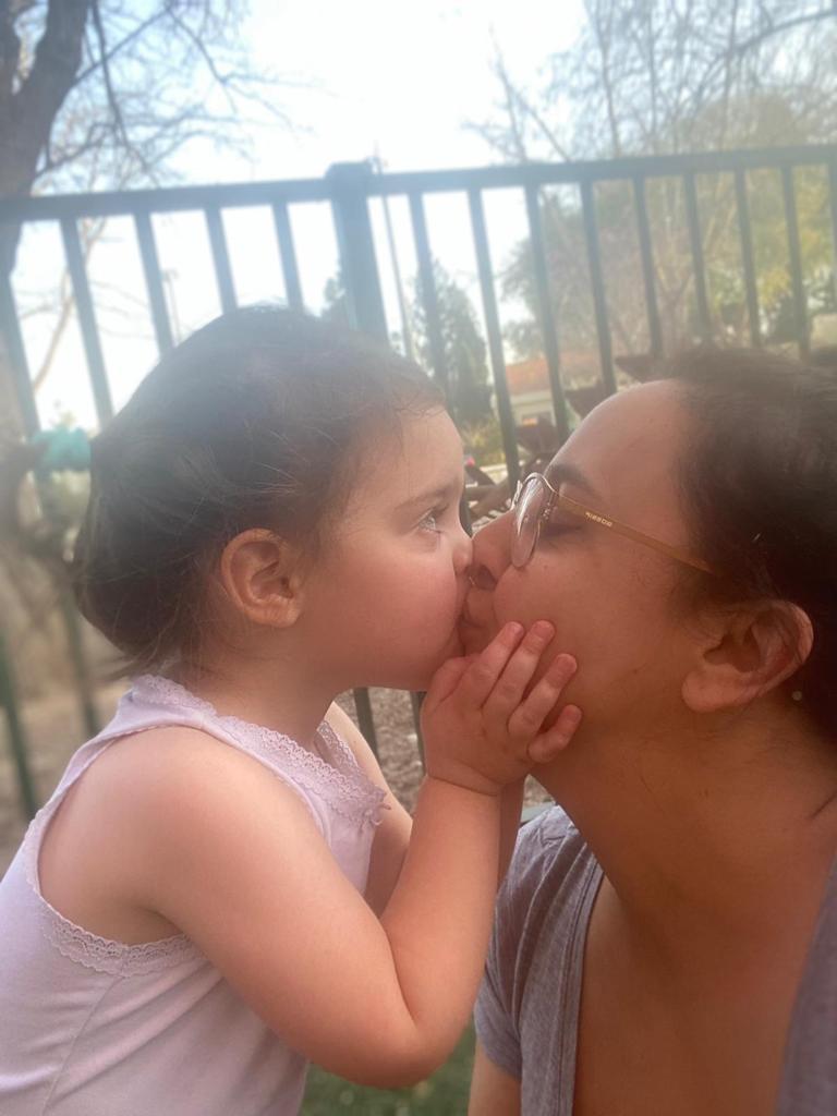 A doua româncă eliberată de Hamas împreună cu fiicele ei. Familia românului Remus Aloni s-a reunit  871890