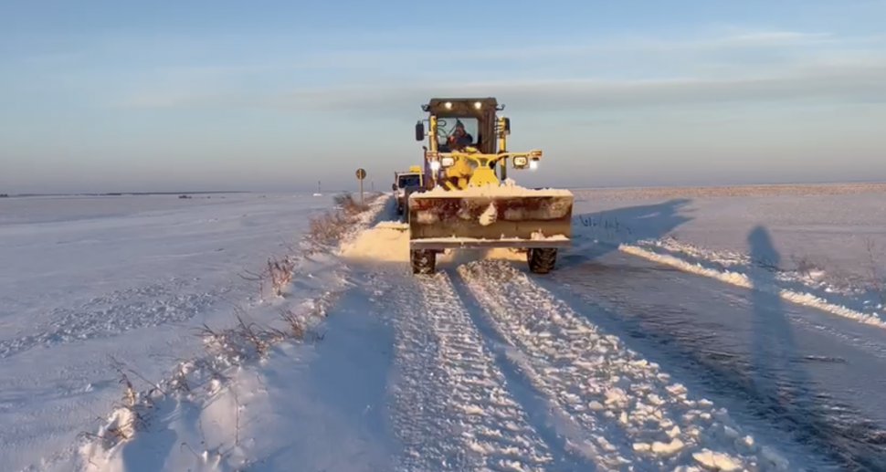 Circulație în condiții de iarnă pe mai multe drumuri din țară. Sunt suspendate manevrele în toate porturile de la Marea Neagră