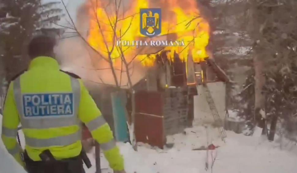 Imaginile zilei: Trei polițiști au intrat într-o casă cuprinsă de flăcări și au salvat o familie cu un bebeluș și doi câini, în Predeal 871988