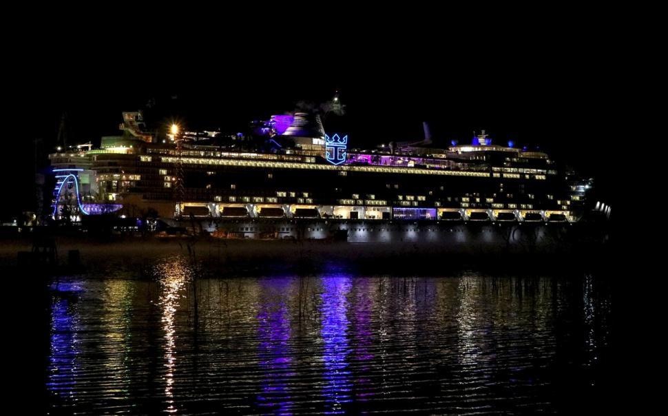 Cel mai mare vas de croazieră din lume, "Icon of the Seas", va porni în prima sa călătorie. Imagini cu nava care poate găzdui peste 5.600 de pasageri 872406