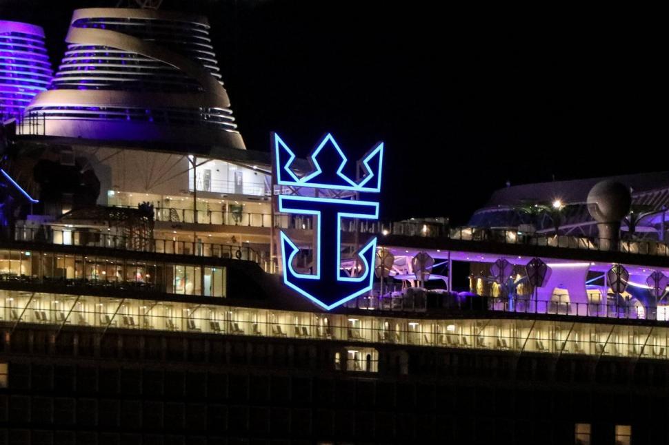 Cel mai mare vas de croazieră din lume, "Icon of the Seas", va porni în prima sa călătorie. Imagini cu nava care poate găzdui peste 5.600 de pasageri 872407