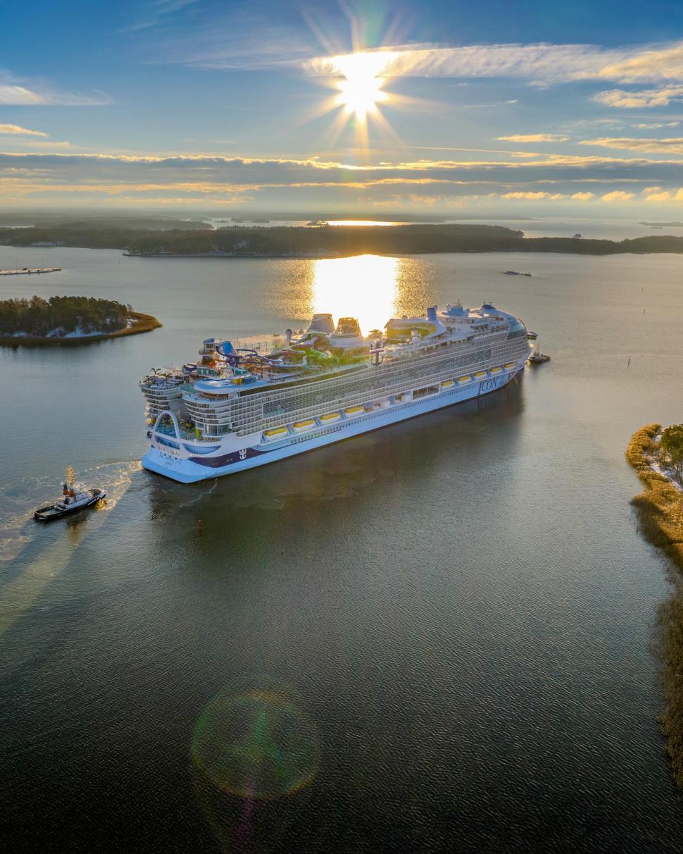 Cel mai mare vas de croazieră din lume, "Icon of the Seas", va porni în prima sa călătorie. Imagini cu nava care poate găzdui peste 5.600 de pasageri 872410