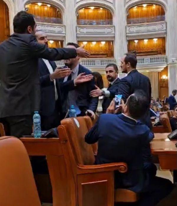 Îmbrânceli şi înjurături între AUR şi USR | Scandal fără precedent în Parlament  872277