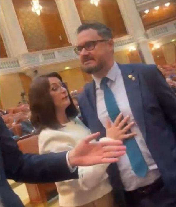 Îmbrânceli şi înjurături între AUR şi USR | Scandal fără precedent în Parlament  872278