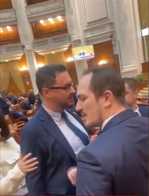 Îmbrânceli şi înjurături între AUR şi USR | Scandal fără precedent în Parlament  872279