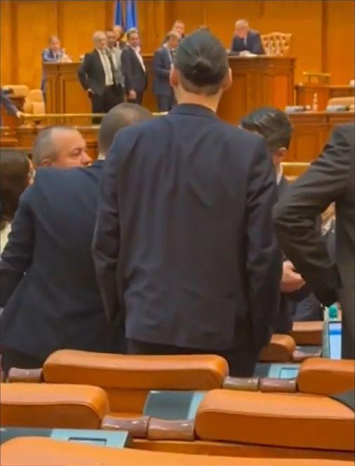 Îmbrânceli şi înjurături între AUR şi USR | Scandal fără precedent în Parlament  872280