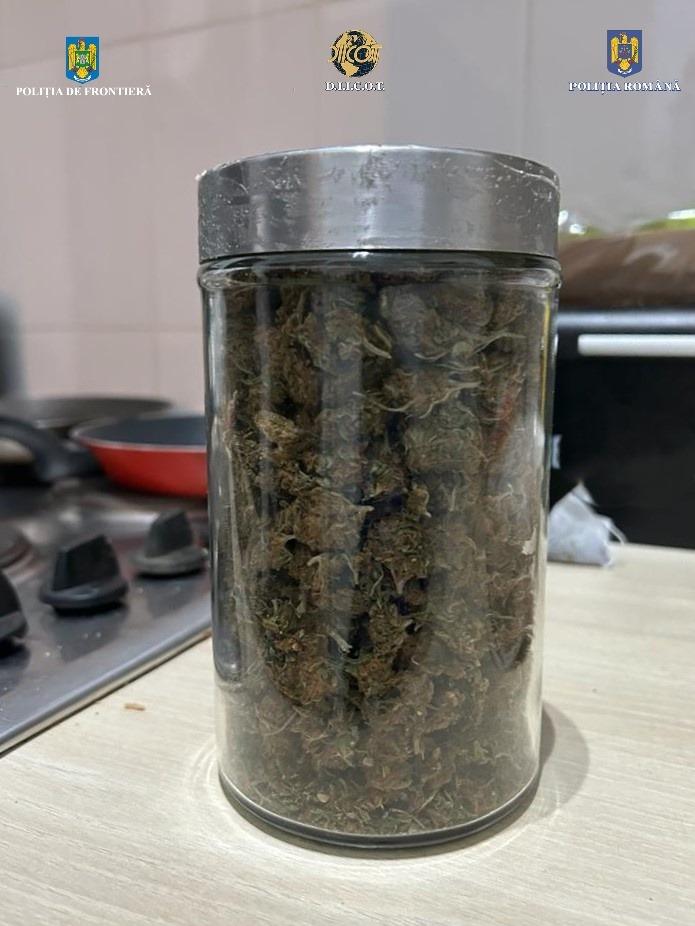 Traficanţi care vindeau "cristal" elevilor din Sighetu Marmaţiei, "reuniţi" în arest după o operaţiune DIICOT 872173