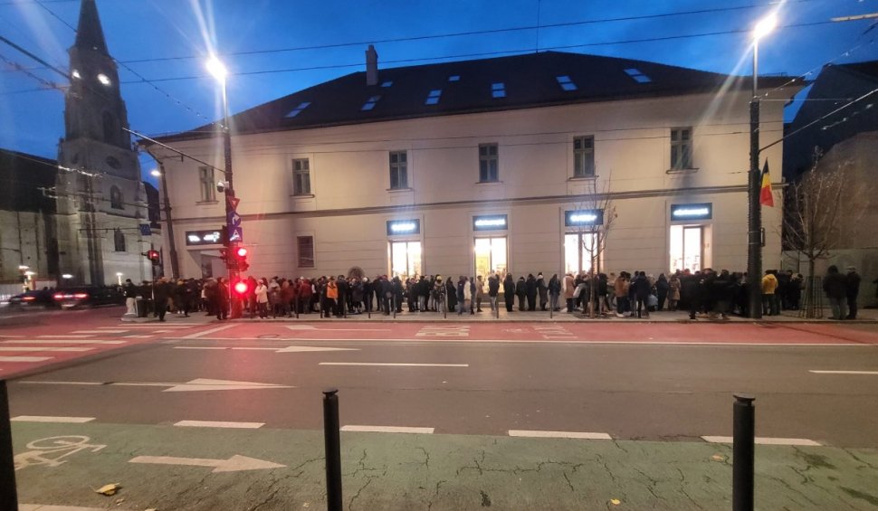 Coadă de sute de persoane la cărți gratis, în Cluj Napoca: "Mi se pare penibil"