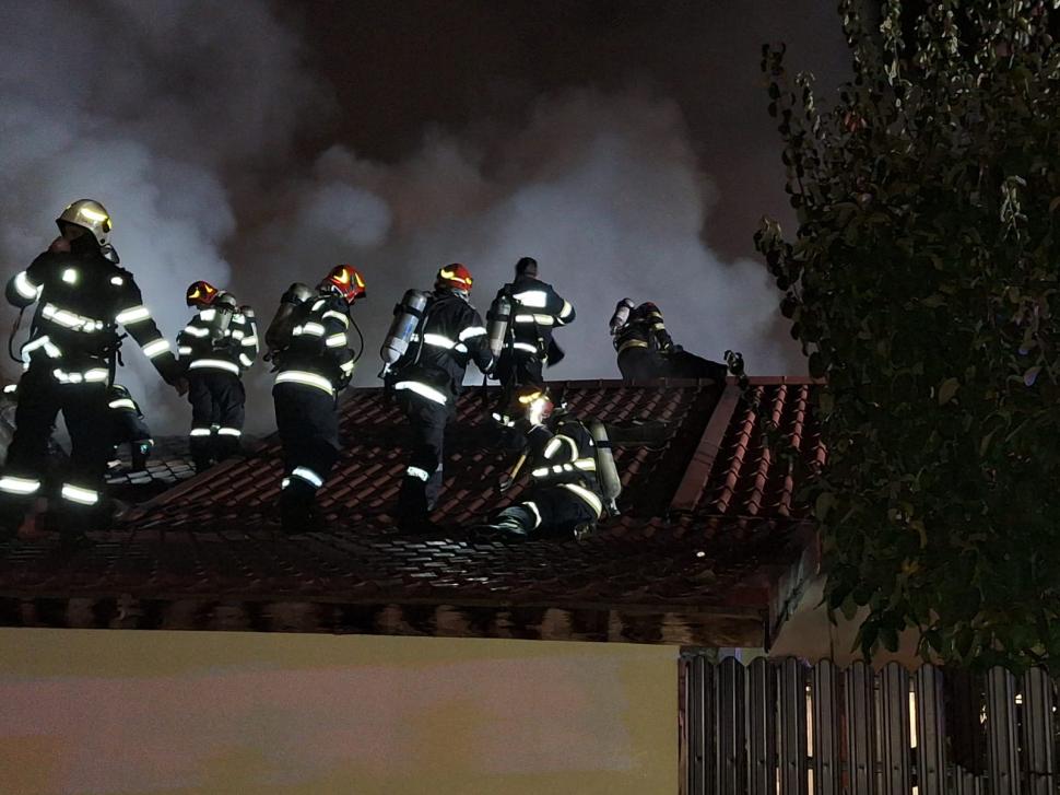Incendiu puternic în București! Focul a cuprins patru case din Sectorul 5 872748