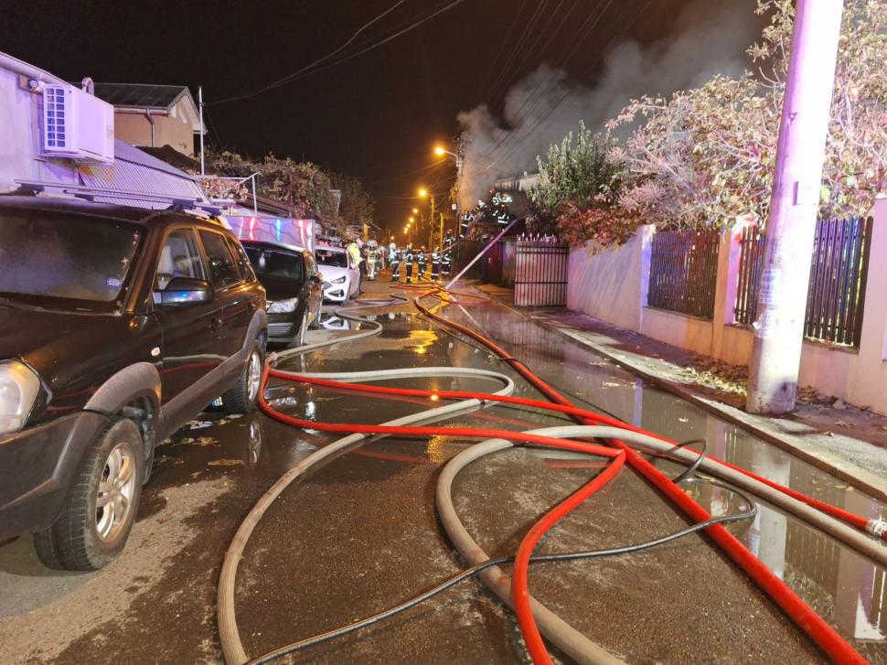 Incendiu puternic în București! Focul a cuprins patru case din Sectorul 5 872749
