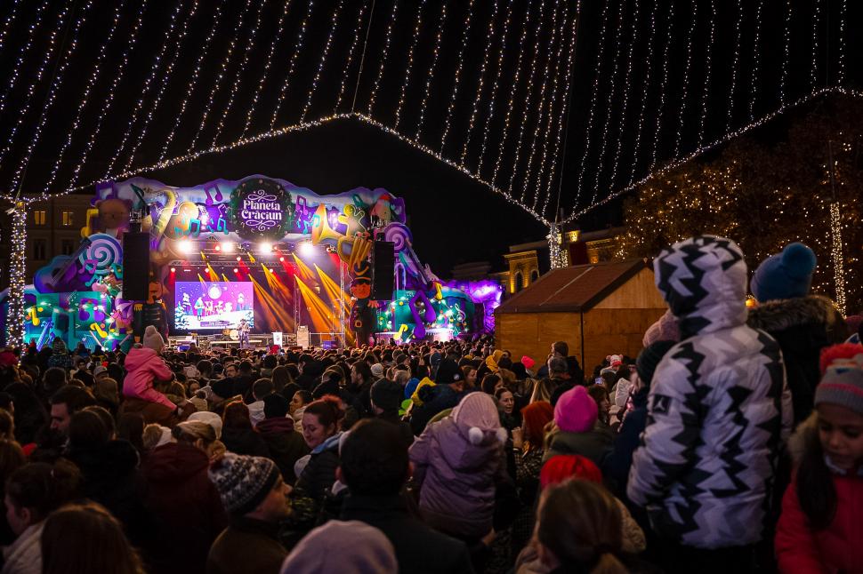 Târgul de Crăciun din Cluj Napoca s-a deschis de 1 Decembrie | Oamenii sunt așteptați cu vin fiert și turtă dulce  872771