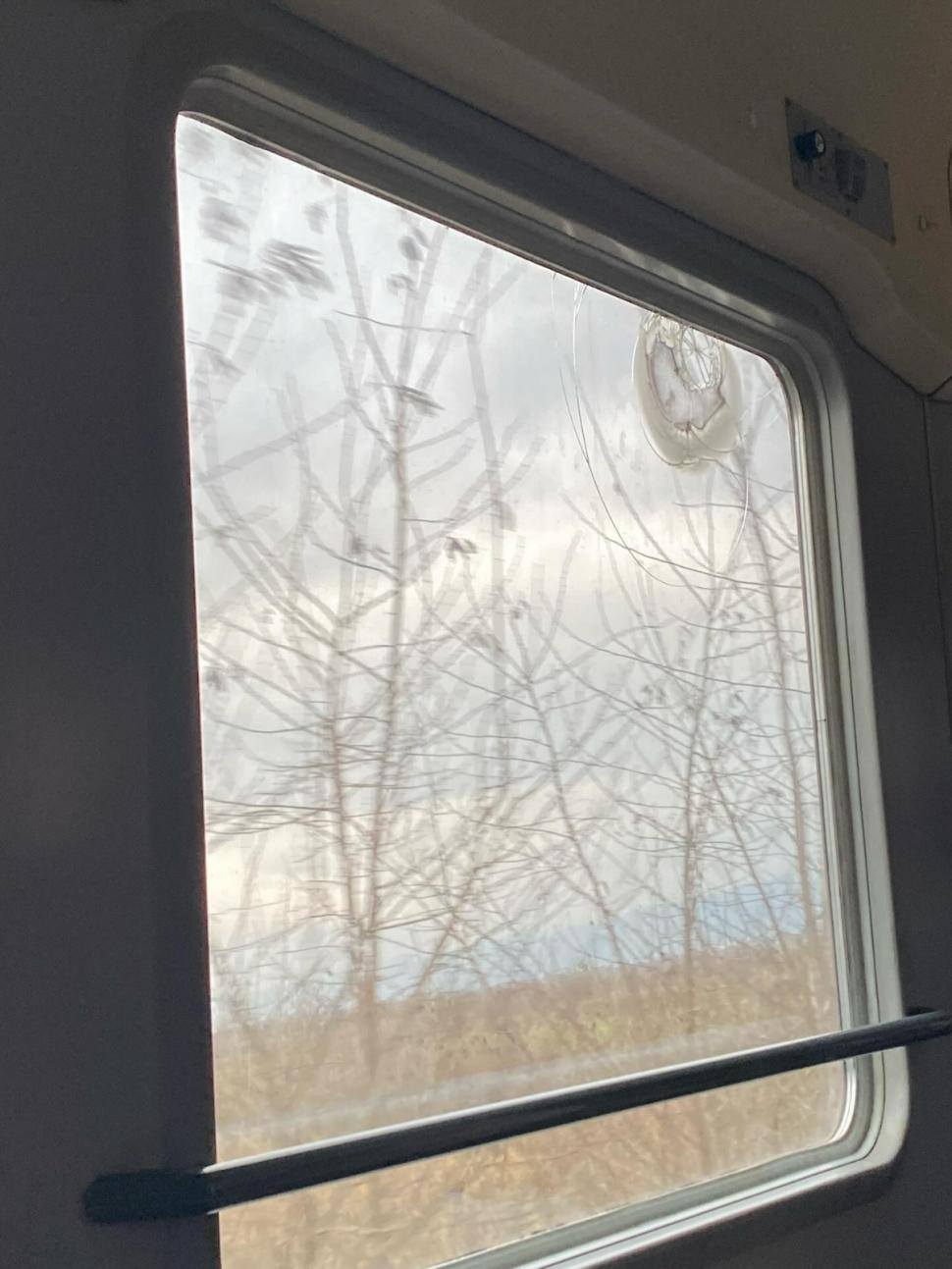 "Este mizerabil". Calvarul călătorilor pe ruta București Nord - Baia Mare: Toalete înfundate, tren întârziat și lipsă de căldură 872884