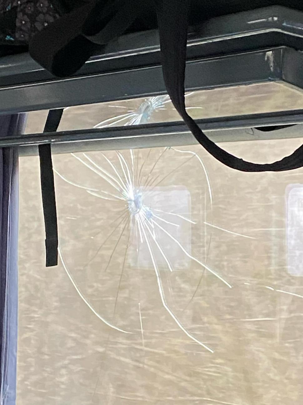 "Este mizerabil". Calvarul călătorilor pe ruta București Nord - Baia Mare: Toalete înfundate, tren întârziat și lipsă de căldură 872885