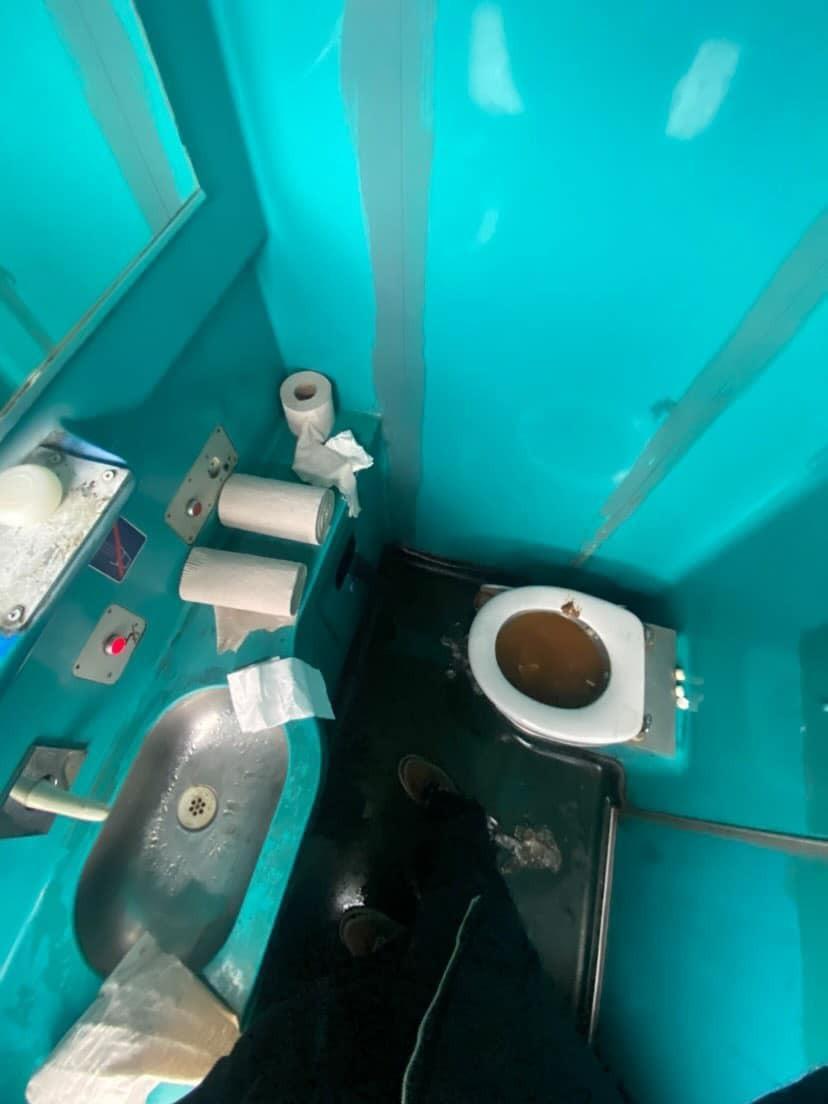 "Este mizerabil". Calvarul călătorilor pe ruta București Nord - Baia Mare: Toalete înfundate, tren întârziat și lipsă de căldură 872886