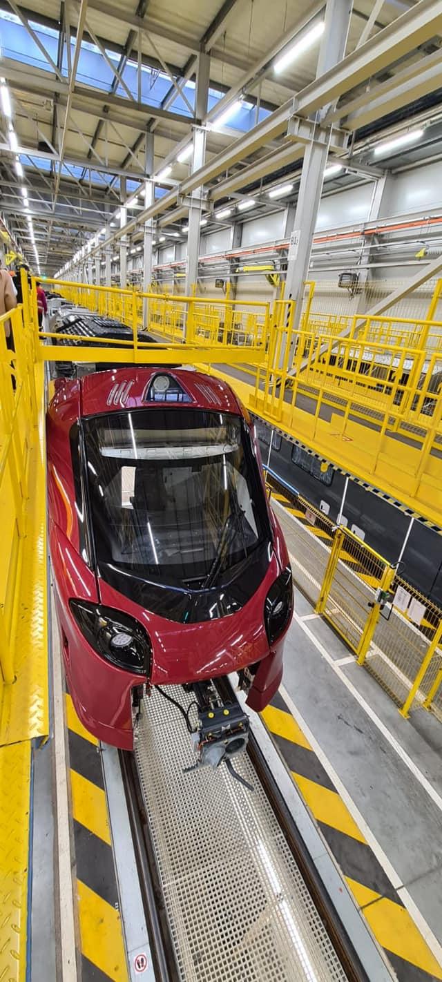 Primul tren electric nou cumpărat în ultimii 20 de ani a ajuns în România. Când va începe să circule garnitura 872875