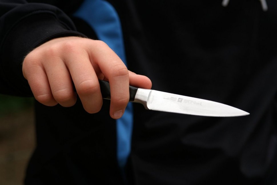 Un bărbat din Sibiu a amenințat trecătorii cu un cuțit și a tăiat anvelopele mai multor mașini