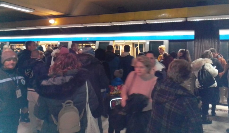 Blocaj la metrou, pe cea mai aglomerată magistrală: Zeci de călători au fost evacuaţi din cauza unor probleme tehnice