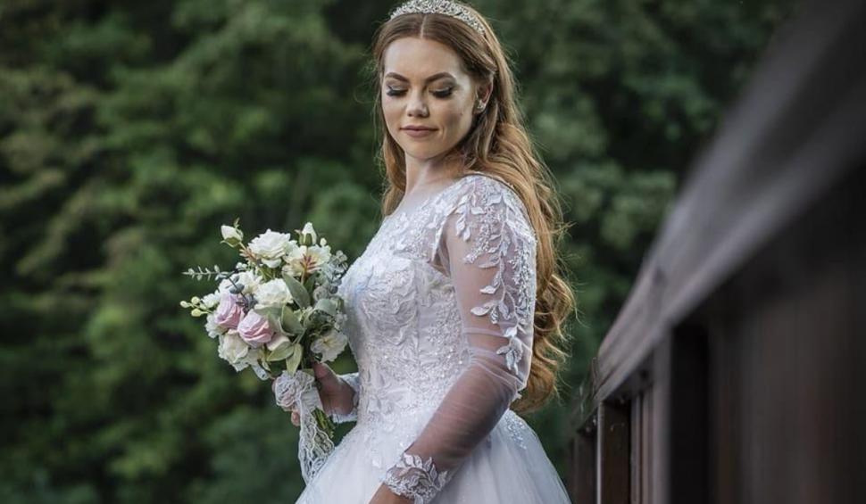 Ea este Lavinia Burcă, o tânără de 24 de ani, care a murit într-un accident cumplit, în județul Suceava. Soțul său, Ionuț, cu care s-a căsătorit recent, se află în stare gravă la spital 873071