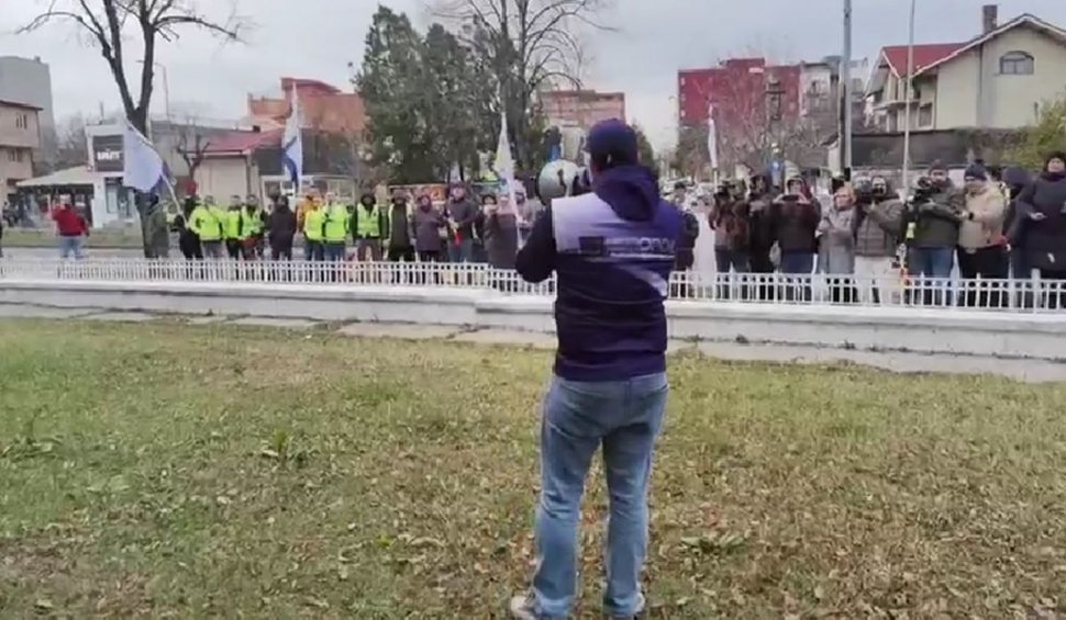 Polițiștii din Constanța au ieșit cu vuvuzele la protest, în fața IPJ. Nemulțumirile agenților