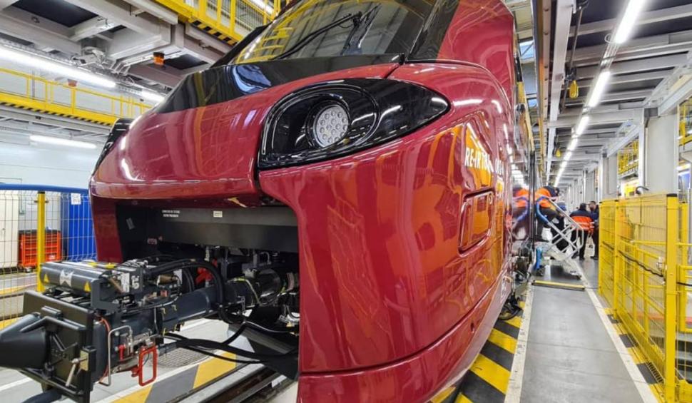 Primul tren electric cumpărat de România în ultimii 20 de ani a ajuns în București 873099