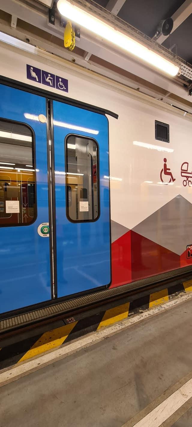 Primul tren electric cumpărat de România în ultimii 20 de ani a ajuns în București 873102