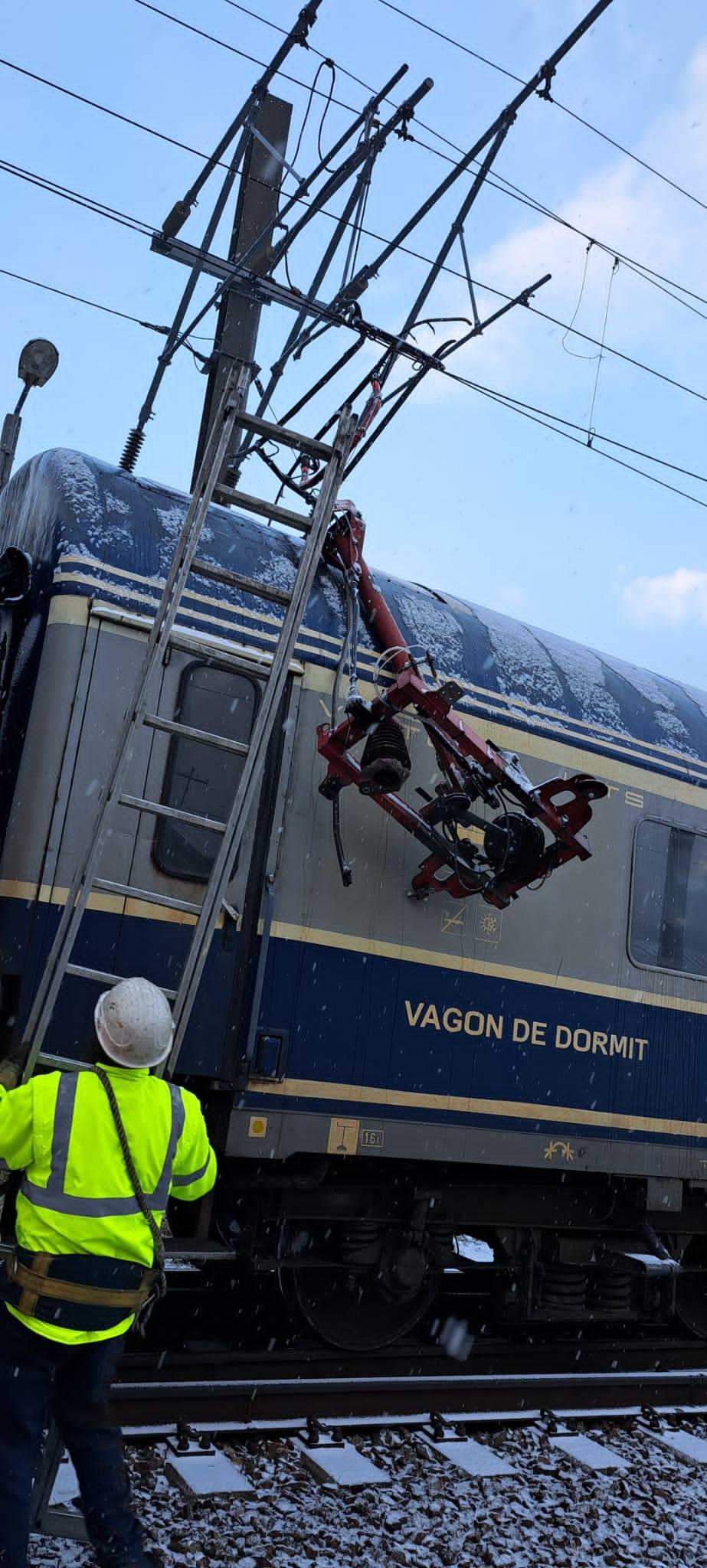 Trafic feroviar restricționat pe Valea Prahovei, după ce un pantograf s-a rupt, în Azuga! Întârzieri la trenurile spre București 872979