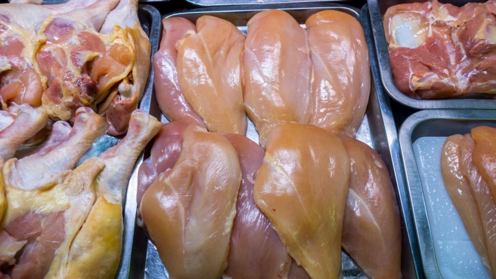Alertă alimentară! Carne de pui contaminată cu Salmonella, retrasă din magazine din toată țara
