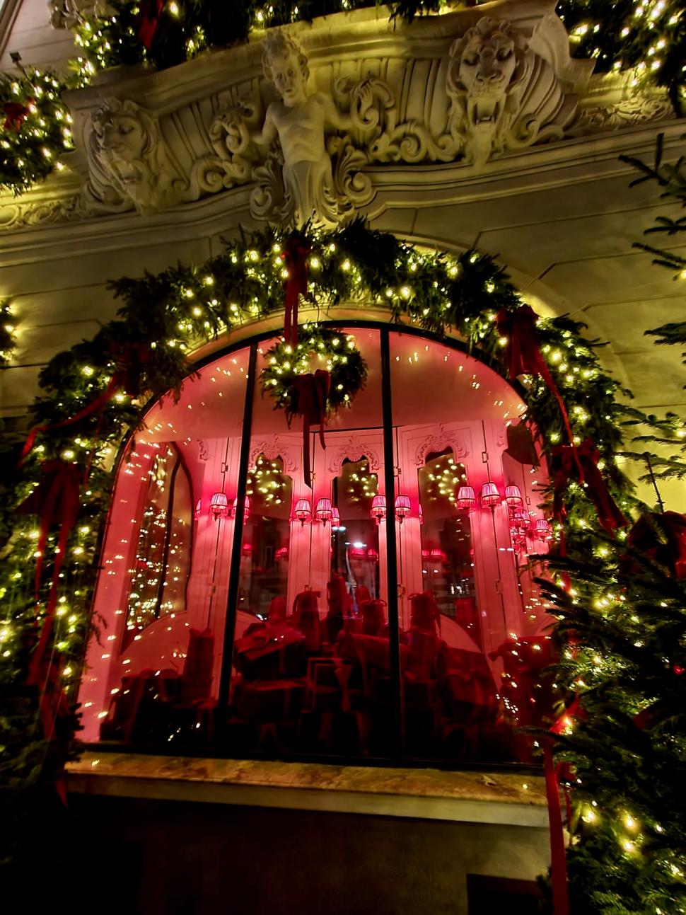 Casa din Bucureşti care a ajuns celebră după ce a fost decorată de Crăciun. Mii de oameni au mers deja să facă poze 873164