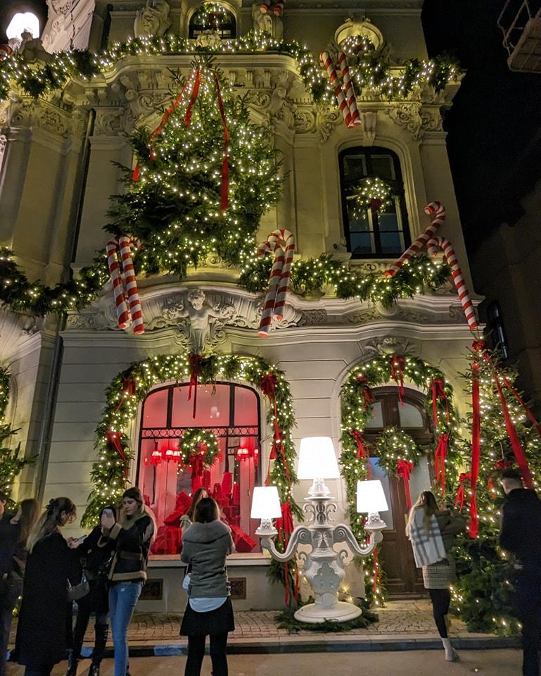 Casa din Bucureşti care a ajuns celebră după ce a fost decorată de Crăciun. Mii de oameni au mers deja să facă poze 873167