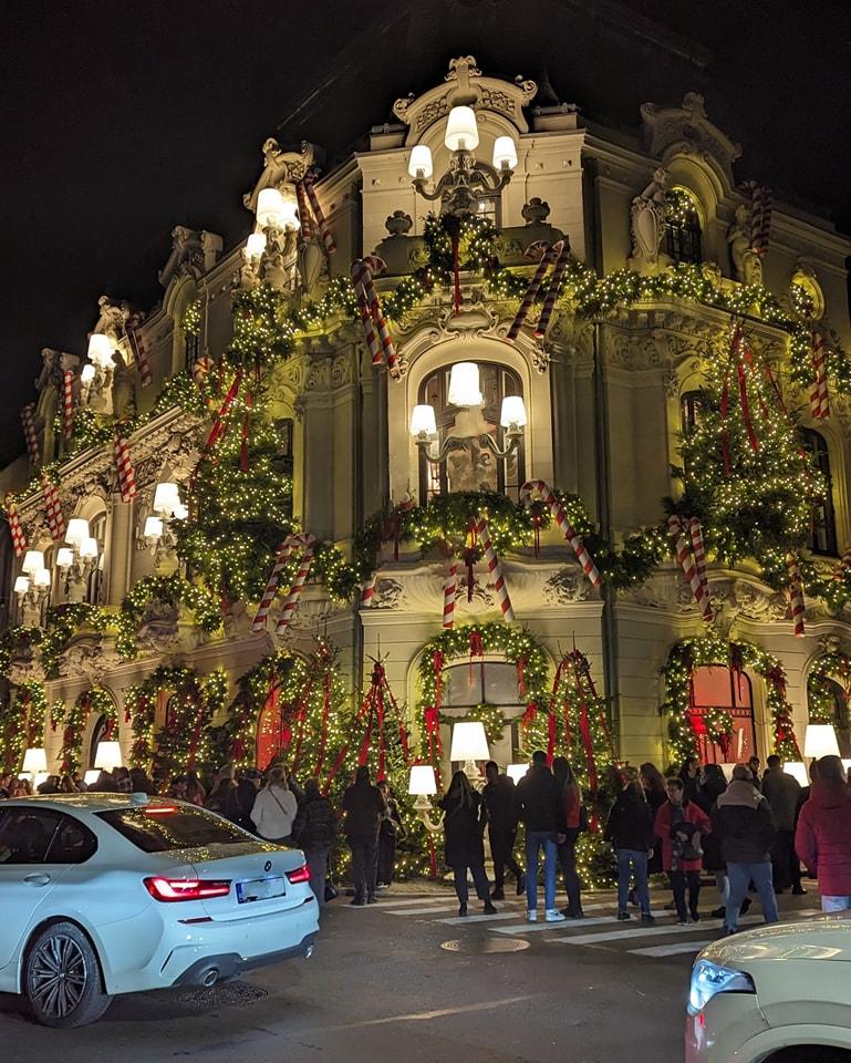 Casa din Bucureşti care a ajuns celebră după ce a fost decorată de Crăciun. Mii de oameni au mers deja să facă poze 873171