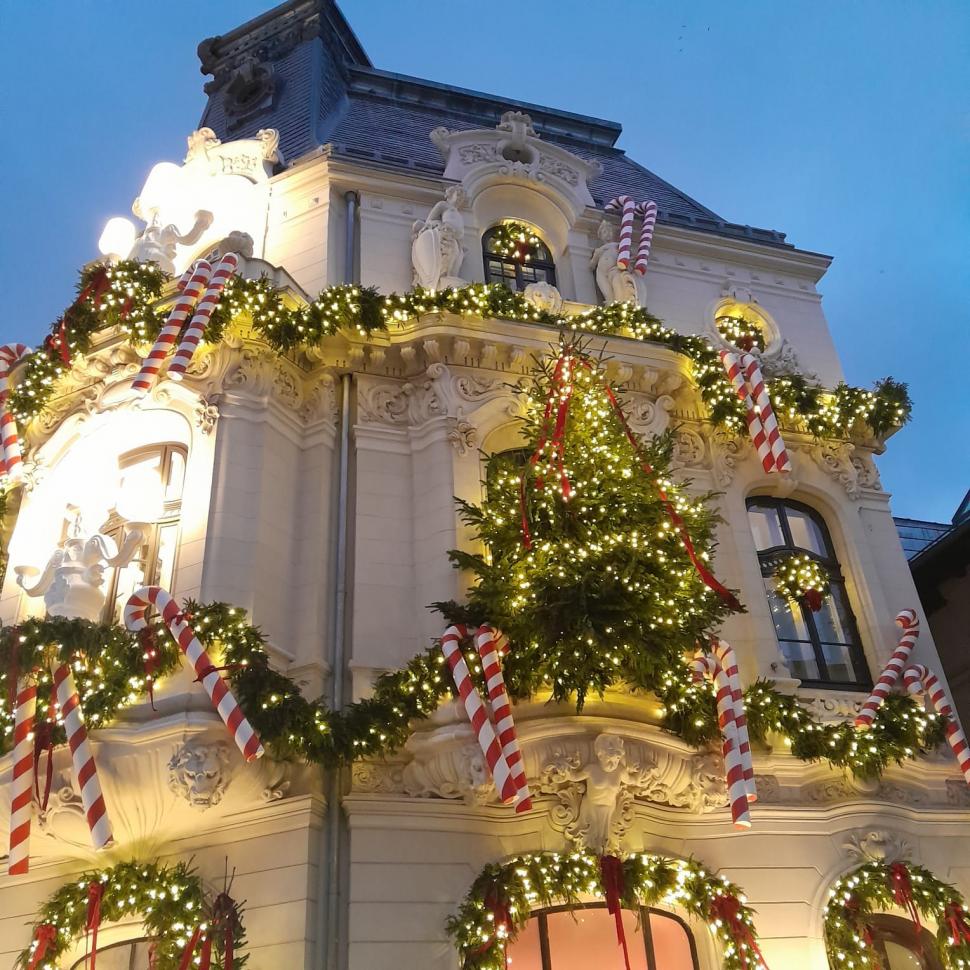 Casa din Bucureşti care a ajuns celebră după ce a fost decorată de Crăciun. Mii de oameni au mers deja să facă poze 873173