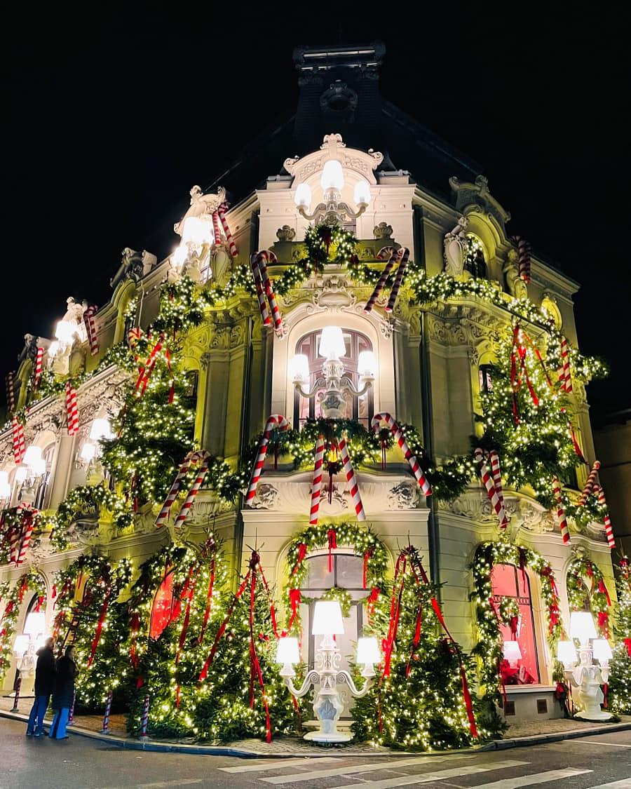 Casa Miţa Biciclista a ajuns celebră după ce a fost decorată de Crăciun. Mii de oameni au mers deja să facă poze 873303