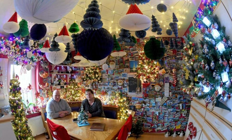 O familie din Germania și-a împodobit casa cu 555 de brazi. Au mai construit o cameră pentru a avea loc 873315