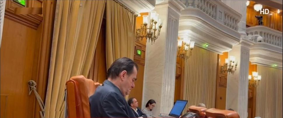 Ludovic Orban, surprins când doarme la ședința solemnă din Parlament dedicată Zilei Naționale a României 873229