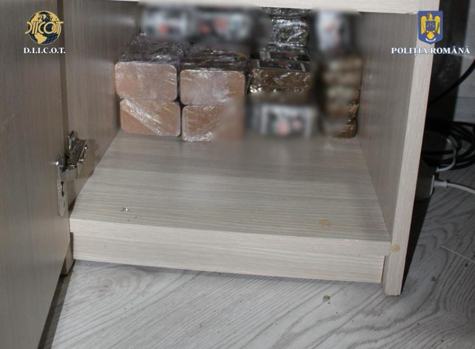 Motivul pentru care un "afacerist" român a aruncat 130.000 de euro pe geam, în timpul unor percheziții 873267